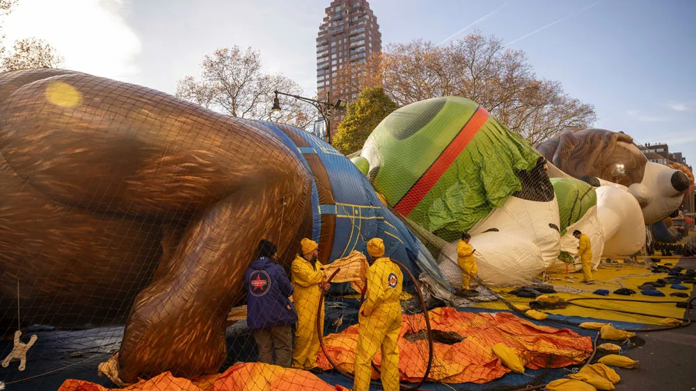 Macy's Thanksgiving Day Parade Kicks Off in Steady Rain A Century after Its First Trip Through NYC